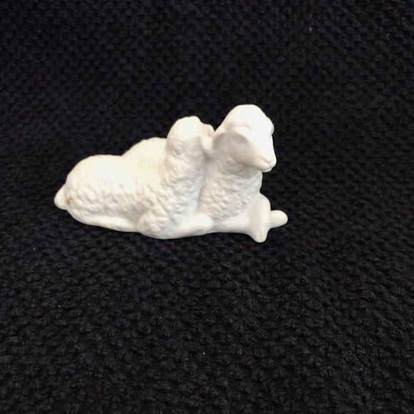 VTG 1983 Avon Nativity Collectibles “The Sheep Porcelain Figurine” Barn‎ Animals - Picture 1 of 10
